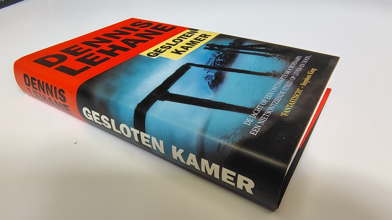 Tweedehands boek: Gesloten kamer van auteur Dennis Lehane - Hardcover met stofomslag, oogt aan de buitenkant als nieuw. Binnenwerk is onbeschreven en netjes. Verkleuring van de bladzijdes als in een pocket.