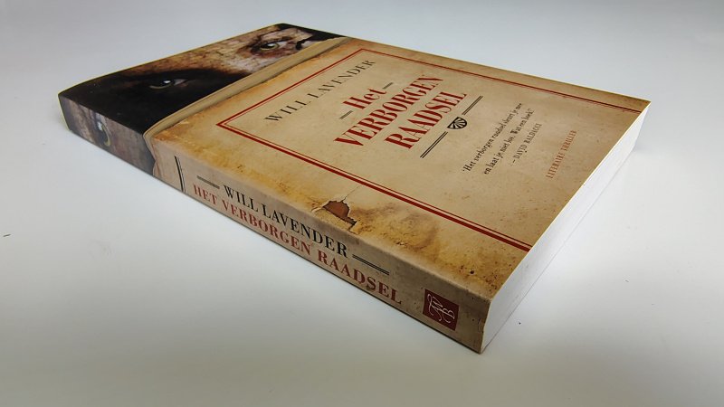 Tweedehands boek: Het verborgen raadsel van auteur Will Lavender - Paperback met flappen, oogt als nieuw!