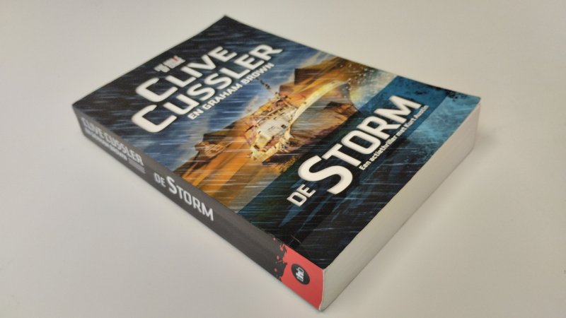 Tweedehands boek: De Storm van auteur Clive Cussler - In zeer goede staat. Nederlandstalige paperback. lichte gebruikssporen aan de kaft. Pagina's netjes en onbeschreven.
