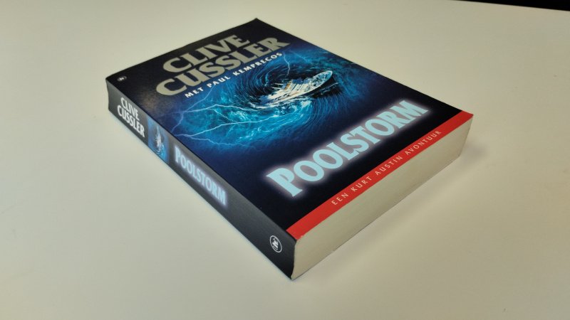 Tweedehands boek: Poolstorm van auteur Clive Cussler, Paul Kemprecos, Piet Dal - In zeer goede staat. Nederlandstalige paperback. Lichte bebruikssporen aan de kaft, pagina's netjes, onbeschreven en goed in de binding