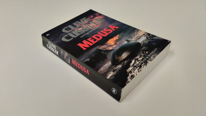 Tweedehands boek: Medusa van auteur Clive Cussler - In zeer goede staat. Nederlandstalige paperback met minimale gebruikssporen aan de kaft. Pagina's netjes, onbeschreven en stevig in de binding