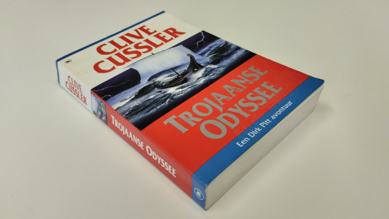 Tweedehands boek: Trojaanse Odyssee van auteur Clive Cussler, Pieter Cramer - In goede staat. Nederlandstalige paperback met lichte gebruikssporen aan de kaft. Pagina's netjes, onbeschreven en stevig in de binding