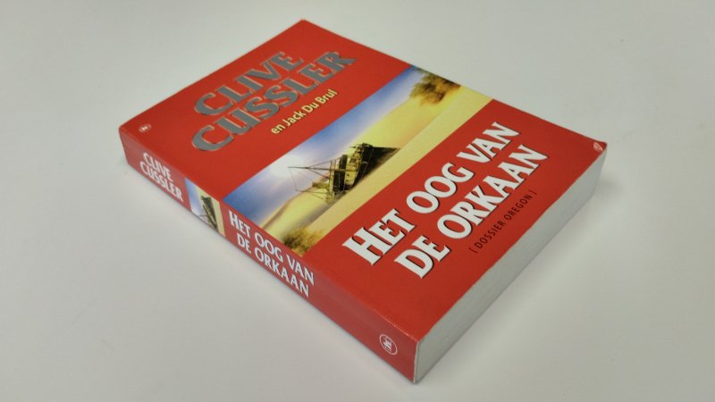 Tweedehands boek: Het oog van de orkaan van auteur Clive Cussler - In zeer goede staat. Nederlandstalige paperback met lichte gebruikssporen aan de kaft. Pagina's netjes en onbeschreven en stevig in de binding