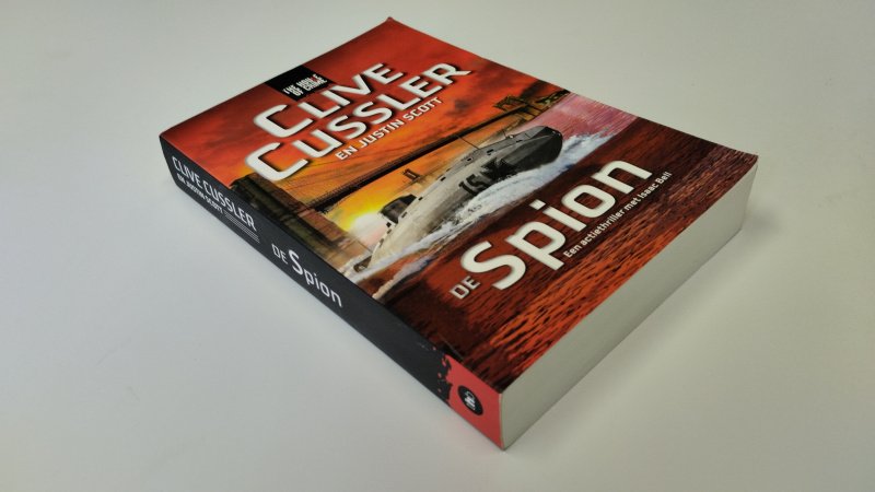 Tweedehands boek: De Spion van auteur Clive Cussler - In zeer goede staat. Nederlandstalige paperback met minimale gebruikssporen aan kaft en pagina's.