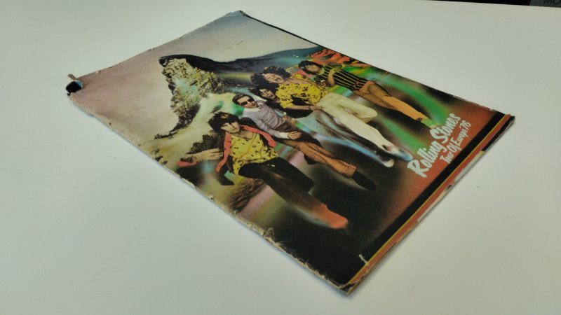 Tweedehands boek: Rolling Stones Tour of Europe '76 van auteur Musidor B.V. - In redelijke staat. Paperback met foto's van de Rolling Stones tour of Europe '76. Geniet losjes in de binding. Schade aan de randen. Bovenkant rug ingescheurd. Voor de echte fans van de Stones. Prachtige foto's