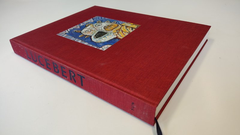 Tweedehands boek: Lucebert schilder wording en analyse van zijn schilderkunst van auteur Jens Christian Jensen - Rood linnen hardcover met leeslint in zeer goede staat. Ex-libris reliëf stempeltje voorin, minimale verkleuring witte bladzijdes, verder onbeschreven en netjes.