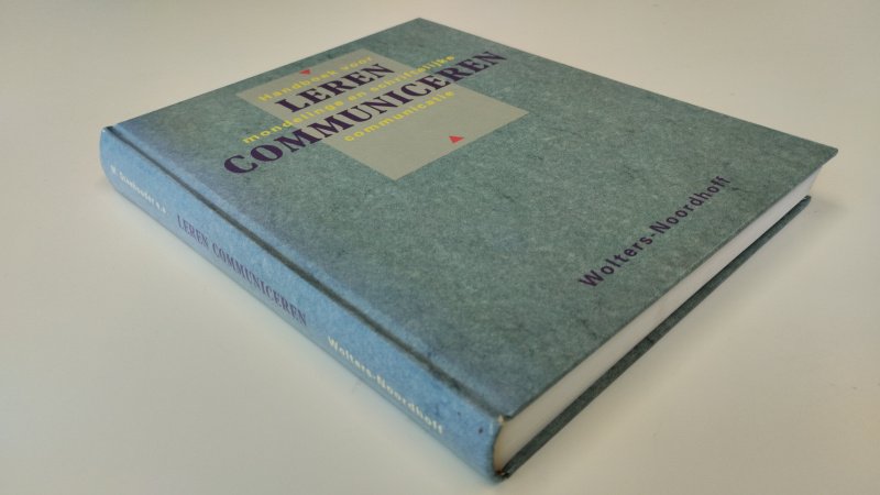 Tweedehands boek: Leren communiceren van auteur Diverse auteurs - In redelijke staat. Nederlandstalige hardcover. Op zich keurig boek, maar op enkele pagina's geacceerd met een roze stift(niet vel dus). Vandaar beoordeling redelijk.