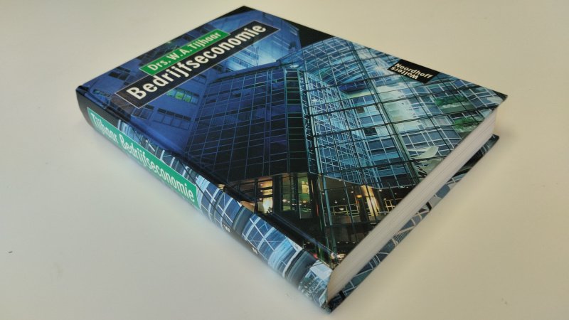 Tweedehands boek: Bedrijfseconomie van auteur Drs. W.A. Tijhaar - In zeer goede staat. Nederlandstalige hardcover. Lichte gebruikerssporen aan de kaft. Pagina's netjes, onbeschreven en goed in de binding