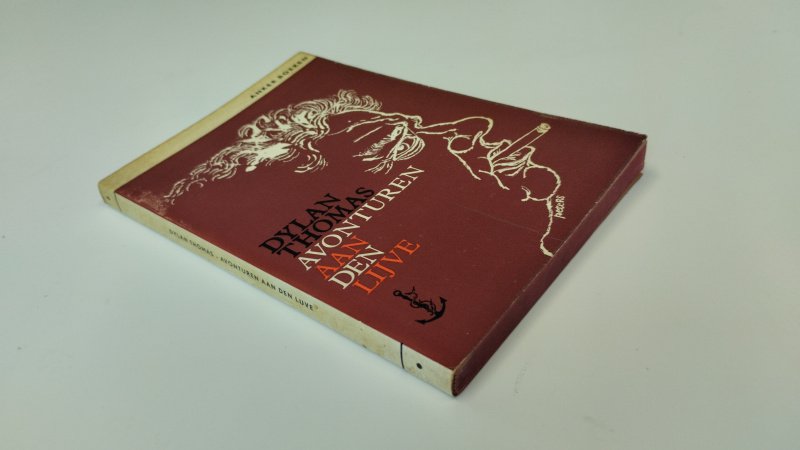 Tweedehands boek: Avonturen aan den Lijve van auteur Dylan Thomas - In redelijke tot goede staat. Nederlandstalige softcover met lichte gebruiksspoor aan de kaft, wel verkleuring. Op schutblad naam geschreven. Pagina's verkleurd, onbeschreven en stevig in de binding