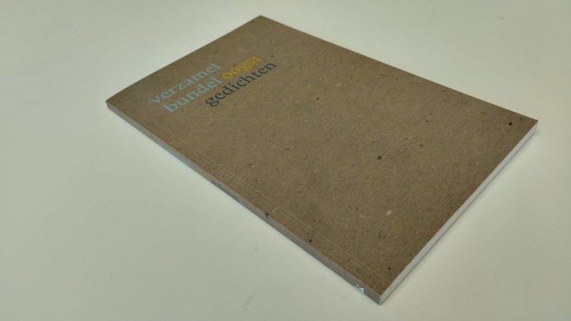Tweedehands boek: Oogst, verzamel bundel gedichten van auteur Diverse auteurs - Zo goed als nieuw. Geen gebruikssporen waar te nemen. Pagina's netjes onbeschreven en goed in de binding