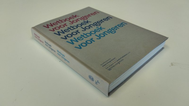 Tweedehands boek: Wetboek voor jongeren van auteur Peter Hoogenboom - In zeer goede staat. Nederlandstalige paperback met flappen. Lichte gebruikerssporen aan de kaft en lichte verkleuring van de rug. Pagina's netjes en onbeschreven en stevig in de binding