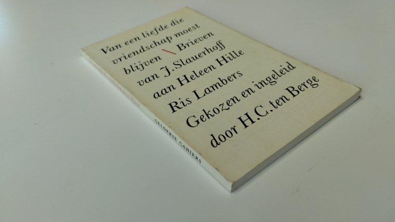 Tweedehands boek: Van een liefde die vriendschap moest blijven van auteur Jan Jacob Slauerhoff - In zeer goede staat. Nl-talige paperback met flappen. Ex Libris relief stempel voorin. Kaft heel licht verkleurd, pagina's zeer netjes, onbeschreven en stevig in de binding