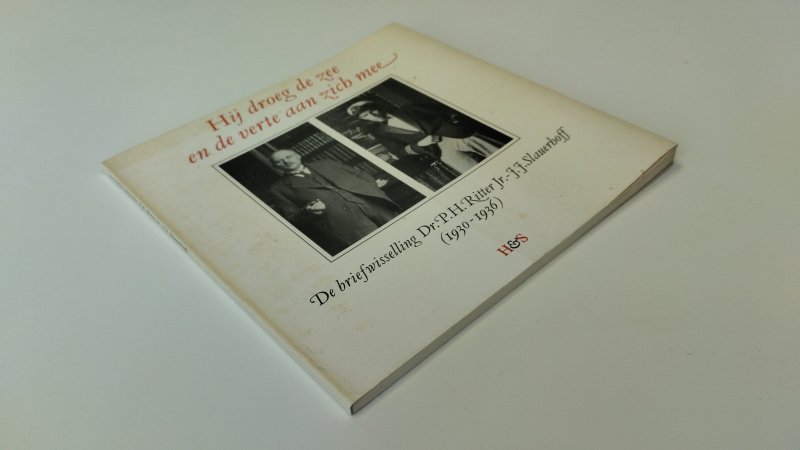 Tweedehands boek: Hij droeg de zee en de verte aan zich mee van auteur Herpen - Redelijke staat. Nederlandstalige paperback. De kaft is zichtbaar verkleurd en vertoont ouderdomsvlekjes (foxing), vlekjes en gebruikssporen. Ex libris voorin, pagina's netjes, onbeschreven en goed in de binding.