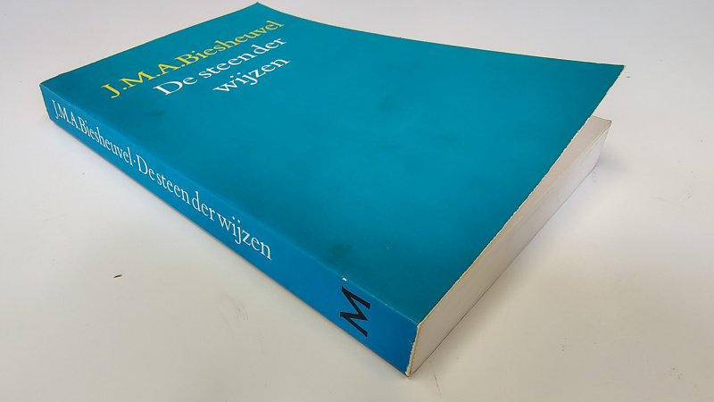 Tweedehands boek: De steen der wijzen van auteur J. M. A. Biesheuvel - Paperback met rechte rug zonder leesvouwen. Lichte slijtage langs de randen kaft, binnenwerk onbeschreven en netjes.