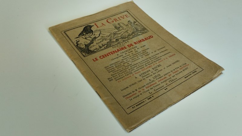 Tweedehands boek: Le Centenaire de Rimbaud à Charleville van auteur Diverse auteurs - Franstalige antiquarische brochure. De papieren omslag vertoont duidelijke ouderdoms- en gebruikssporen, verkleuring, slijtage aan randen en hoeken en kleine beschadigingen. Ex lIbris op kaft, vochtschade, maar goed te lezen.