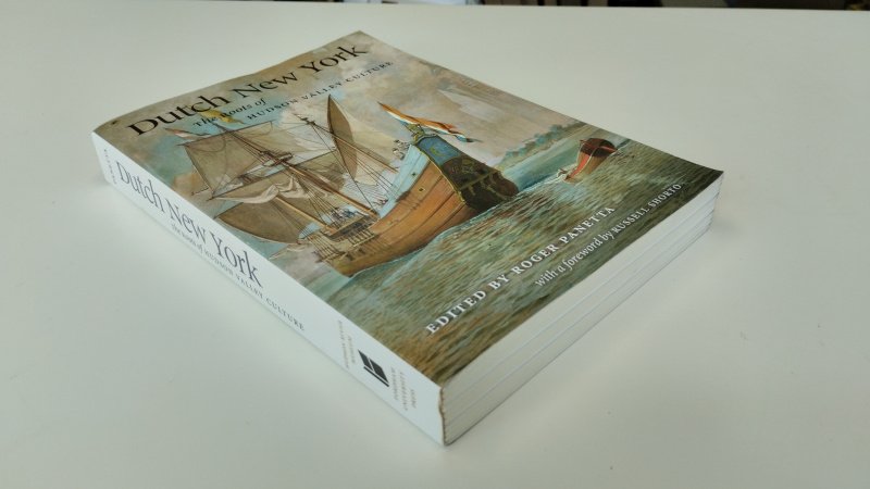 Tweedehands boek: Dutch New York van auteur Roger G. Panetta - In goede staat. Engelstalige softcover, lichte gebruikssporen aan de kaft. Geschreven en een Ex_Libris reliefstempel voorin. Pagina's netjes, onbeschreven en goed in de binding.