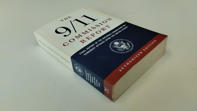 Tweedehands boek: The 9/11 Commission Report: Final Report of the National Commission on Terrorist Attacks Upon the United States (Authorized Edition) van auteur Diverse auteurs - In goede staat. Engelstalige paperback. Zowel kaft als pagina's zijn licht verkleurd. Pagina's onbeschreven, netjes en stevig in de binding