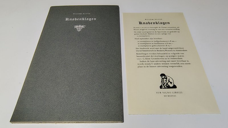 Tweedehands boek: Knabenklagen van auteur Willem Kloos - Ingenaaid met origineel papieren omslag, bepekte uitgaven van 75 exemplaren, dit is nummer 72. Inclusief prospectus. Boekje oogt als nieuw. Hele lichte verkleuring rug, echt minimaal, je moet goed kijken.