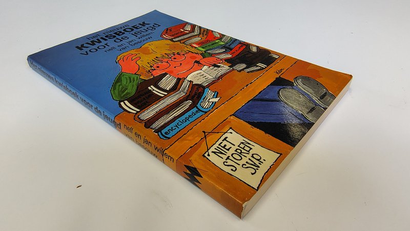 Tweedehands boek: Het nieuwe kwisboek voor de jeugd van auteur puzzeldeskundige Jan Willem van Besouw - Paperback met rechte rug zonder leesvouwen. Lichte gebruikerssporen puntjes kaft. Lichte verkleuring bladzijdes en hier en daar klein stoot vouwtje, verder onbeschreven en netjes.