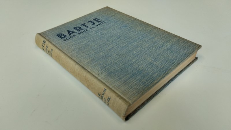 Tweedehands boek: Bartje van auteur Anne de Vries - In redelijke staat. Nederlandstalige linnengebonden hardcover. Rug is verkleurd. Namen geschreven op schutblad, pagina's netjes, onbeschreven en goed in de binding