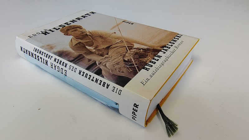 Tweedehands boek: Die Abenteuer des Ruben Jablonski van auteur Edgar Hilsenrath - Duitstalige hardcover met omslag en leeslint. Omslag lichte verkleuring en lichte gebruikerssporen randen. Kaft en binnenwerk, als nieuw!