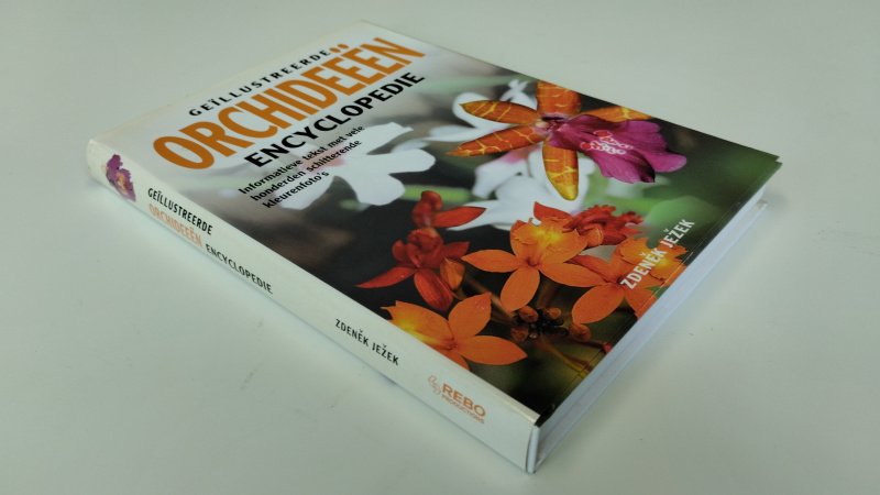 Tweedehands boek: Geïllustreerde orchideeën encyclopedie van auteur Zdeněk Ježek - In goede staat. Nederlandstalige hardcover met stofomslag. Lichte verkleuring van de kaft als pagina's, door het soort papier. Pagina's netjes, onbeschreven en stevig in de binding