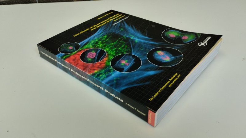 Tweedehands boek: Handbook of Fluorescent Probes and Research Products van auteur Richard P. Haugland - In goede staat. Engelstalige softcover, lichte gebruikssporen aan de kaft. Pagina's (het wit) licht verkleurd door het soort papier, maar netjes onbeschreven en stevig in de binding.