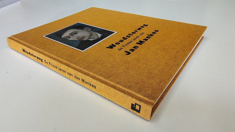 Tweedehands boek: Woudsterweg van auteur Thom Mercuur, Fronique Oosterhof - luxe hardcover in zeer goede staat. Voorkant schutblad en binnenkant kaft hebben een ingeplakt krantenartikel Ex-libris reliëf stempeltje voorin, verder onbeschreven en netjes. Geen verkleuring.