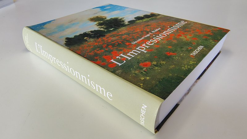 Tweedehands boek: L'Impressionnisme van auteur Direction Ingo F. Walther - Franstalige paperback, oogt als nieuw! Hele lichte verkleuring witte bladzijdes. Ex-libris reliëf stempeltje voorin, verder onbeschreven en netjes.