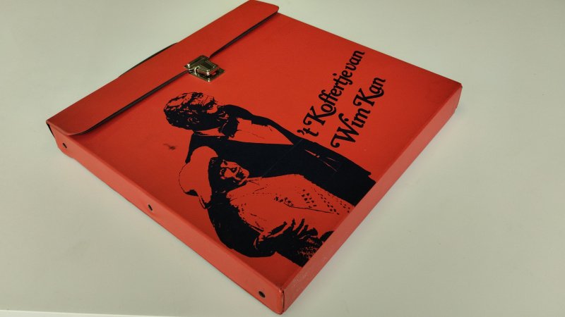 Tweedehands boek: 't Koffertje van Wim Kan van auteur Wim Kan - Nederlandstalige verzamelbox uit 1976 in de vorm van een rood kunststof koffertje met metalen sluiting. Het rode koffertje op de foto vertoont lichte gebruikerssporen en enkele kleine vlekjes.