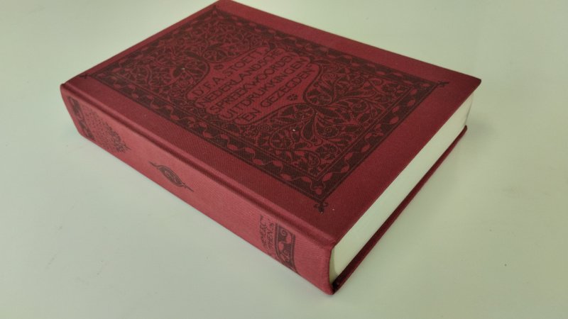 Tweedehands boek: Nederlandsche spreekwoorden, spreekwijzen, uitdrukkingen en gezegden, tweede deel van auteur Fr. F.A. Stoett - In goede staat. Nederlandstalige linnen gebonden hardcover (zonder stofomslag). lichte gebruikssporen aan de kaft, schutbladen verkleurd, rest van de pagina's netjes, onbeschreven en goed in de binding.