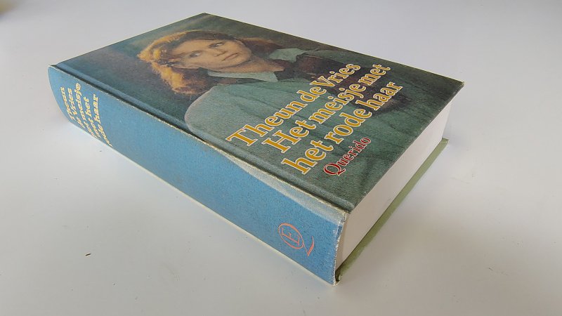 Tweedehands boek: Het meisje met het rode haar van auteur Theun de Vries - Hardcover met lichte slijtage langs de randen. Binnenwerk onbeschreven en netjes. In goede staat.