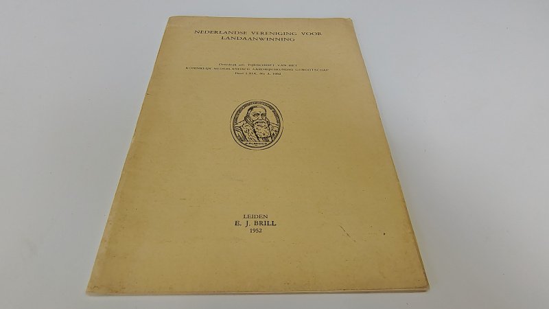 Tweedehands boek: Nederlandse Vereniging voor Landaanwinning (Overdruk 1952) van auteur Nederlandse Vereniging voor Landaanwinning - Paperback geniet, Kaft verkleurd en wat smoezelig. Lichte slijtage geen inscheuringen. Binnenwerk onbeschreven en netjes. Roest bij de nietjes.