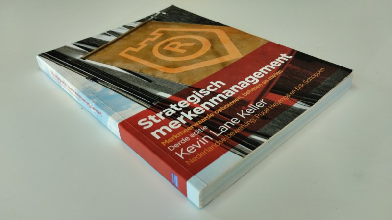 Tweedehands boek: Strategische merkenmanagement, merkmeerwaarde opbouwen, beheren en meten van auteur Kevin Lane Keller - In zeer goede staat. Nederlandstalige softcover. Lichte gebruikssporen aan de kaft. Pagina's netjes, onbeschreven en stevig in de binding.