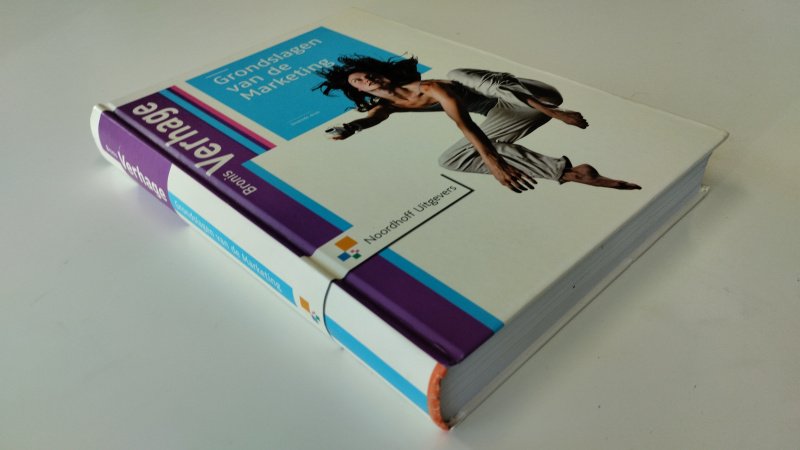 Tweedehands boek: Grondslagen van de marketing van auteur Bronis Verhage - In zeer goede staat. Nederlandstalige hardcover, minimale gebruikssporen aan de kaft. Pagina's netjes, onbeschreven en zeer stevig in de binding.