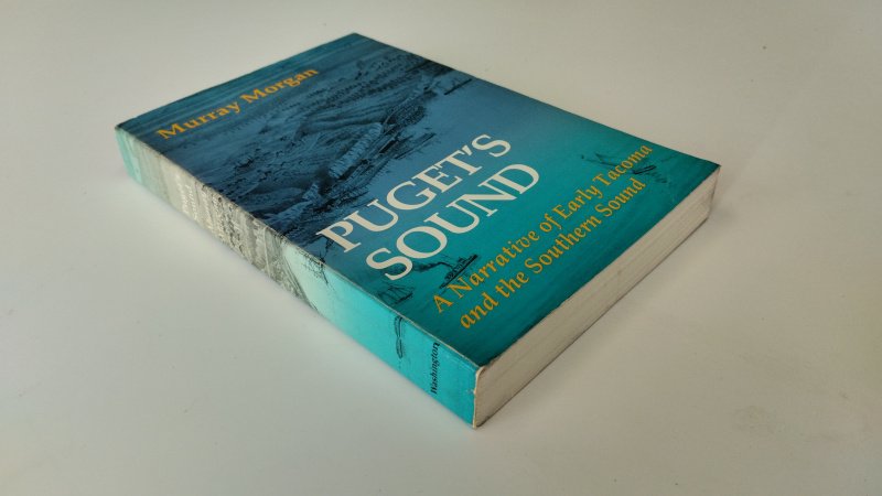 Tweedehands boek: Puget's sound van auteur Murray Morgan - In redelijke. Engelstalige paperback. Gebruikerssporen aan de kaft, rug verkleurd. Ex Libris en geschreven op schutblad. Pagina's vochtschade bovenaan de pagina's, onbeschreven en stevig in de binding.