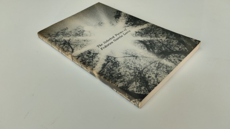 Tweedehands boek: The selected poems of Frederico Garcia Lorca van auteur Garcia Lorca - In goede staat. Engelstalige paperback, zowel kaft (lichte gebruikssporen) als pagina's zijn verkleurd, maar netjes onbeschreven en stevig in de binding.