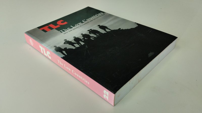 Tweedehands boek: The low countries, arts and society in Flanders and the Netherlands van auteur Diverse auteurs - In zeer goede staat. Engelstalige softcover, ex libris relief stempel voorin voor de rest zo goed als nieuw