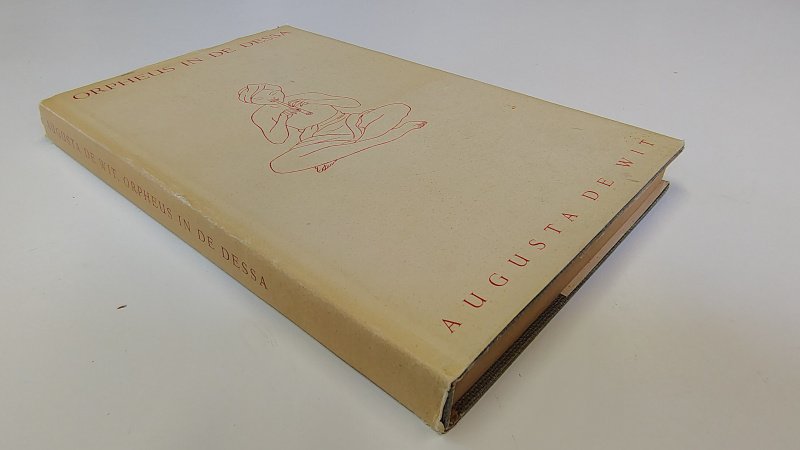 Tweedehands boek: Orpheus in de dessa van auteur Augusta de Wit - Hardcover met stofomslag. Omslag verkleurd, slijtage langs de randen. Binnenwerk verkleurd als in pocket, verder onbeschreven en netjes.