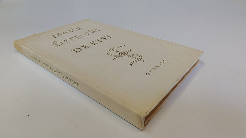 Tweedehands boek: De kist van auteur Maria Dermoût - Hardcover met stofomslag. Omslag verkleurd en lichte slijtage langs de randen. Kaft nog helder wit. Schutbladen lichte verkleuring en 1e twee bladzijdes roestvlekken langs de randen. Verder onbeschreven en netjes.