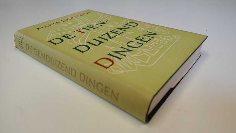 Tweedehands boek: De tienduizend dingen van auteur Maria Dermoût - Hardcover met stofomslag. Omslag langs de randen versleten en verkleurd op de rug. Verkleuring schutbladen, naam voorin, verder onbeschreven en netjes.