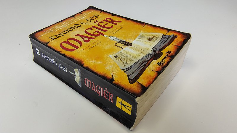Tweedehands boek: Magiër van auteur Raymond E. Feist - Dikke paperback van 736 bladzijdes. Duidelijke gebruikerssporen. Rug met leesvouwen en slijtage langs de randen kaft. Binnenwerk nog goed in de binding en onbeschreven.