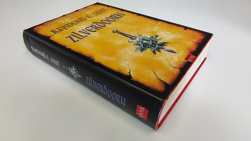 Tweedehands boek: Zilverdoorn van auteur Raymond E. Feist - Hardcover met stofomslag, minimale gebruikerssporen randen omslag. Binnenwerk onbeschreven en netjes.