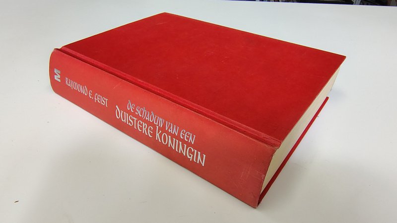 Tweedehands boek: De schaduw van de duistere koningin van auteur Raymond E. Feist - Hardcover zonder stofomslag. Licht scheeflopende rug. Nog goed in de binding. Bladzijdes verkleurd als in pocket, onbeschreven en netjes.
