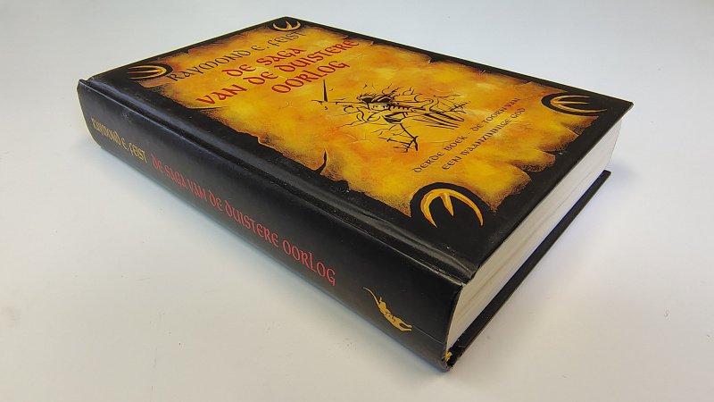 Tweedehands boek: De toorn van een waanzinnige god van auteur Raymond E. Feist - Hardcover zonder stofomslag. Minimale gebruikerssporen puntjes kaft. Bladzijdes verkleuring als in pocket, verder onbeschreven en netjes.