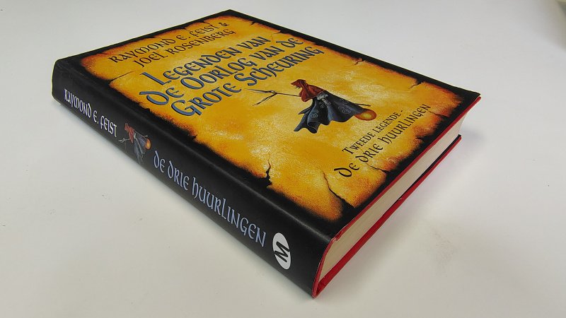 Tweedehands boek: De drie huurlingen van auteur Raymond E. Feist & Joel Rosenberg - Hardcover met stofomslag. Minimale gebruikerssporen randen omslag. Lichte verkleuring bladzijdes, verder onbeschreven en netjes.