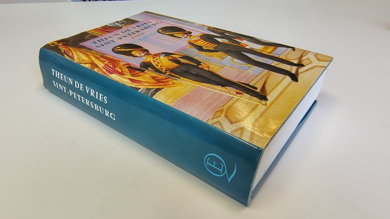 Tweedehands boek: Sint-Petersburg van auteur Theun de Vries - Hardcover met stofomslag. Oogt als nieuw, klein vlekje onderkant snede.