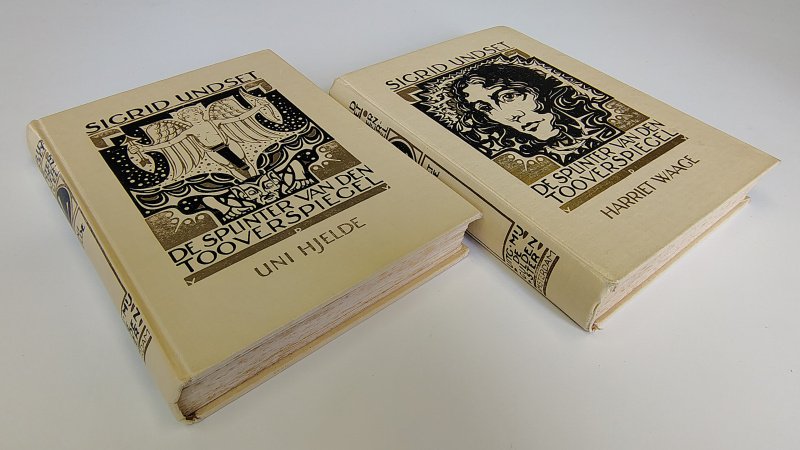 Tweedehands boek: De splinter van den tooverspiegel van auteur Sigrid Undset - Twee hardcovers. De kaften zijn nog in zeer goede conditie, geen verkleuring. Binnenwerk verkleurd en veel roestvlekken. Tekst nog wel goed te lezen. Klein naampje voorin.