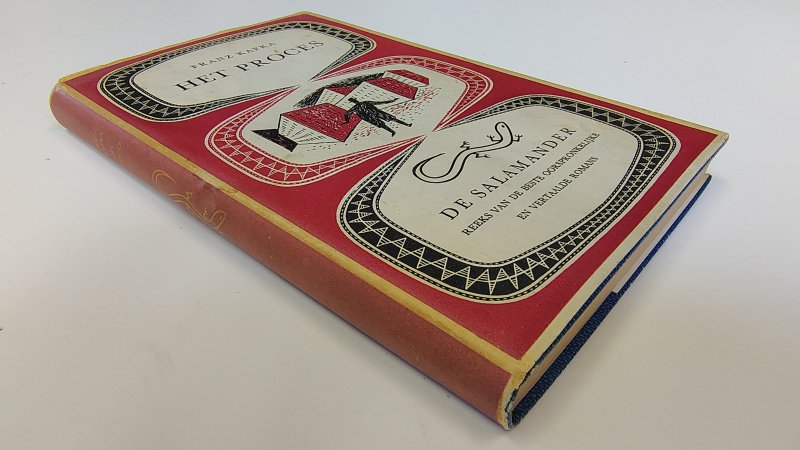 Tweedehands boek: Het proces van auteur Franz Kafka - Hardcover met stofomslag. Blauw linnen kaft met goudopdruk. Omslag verkleurd, vlekjes en lichte slijtage langs de randen. Binnenwerk verkleurd als in pocket, onbeschreven en netjes.