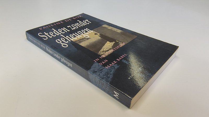 Tweedehands boek: Steden zonder geheugen van auteur Pauline de Bok - Paperback met rechte rug zonder leesvouwen. Lichte gebruikerssporen puntjes kaft. Binnenwerk lichte verkleuring, onbeschreven en netjes.